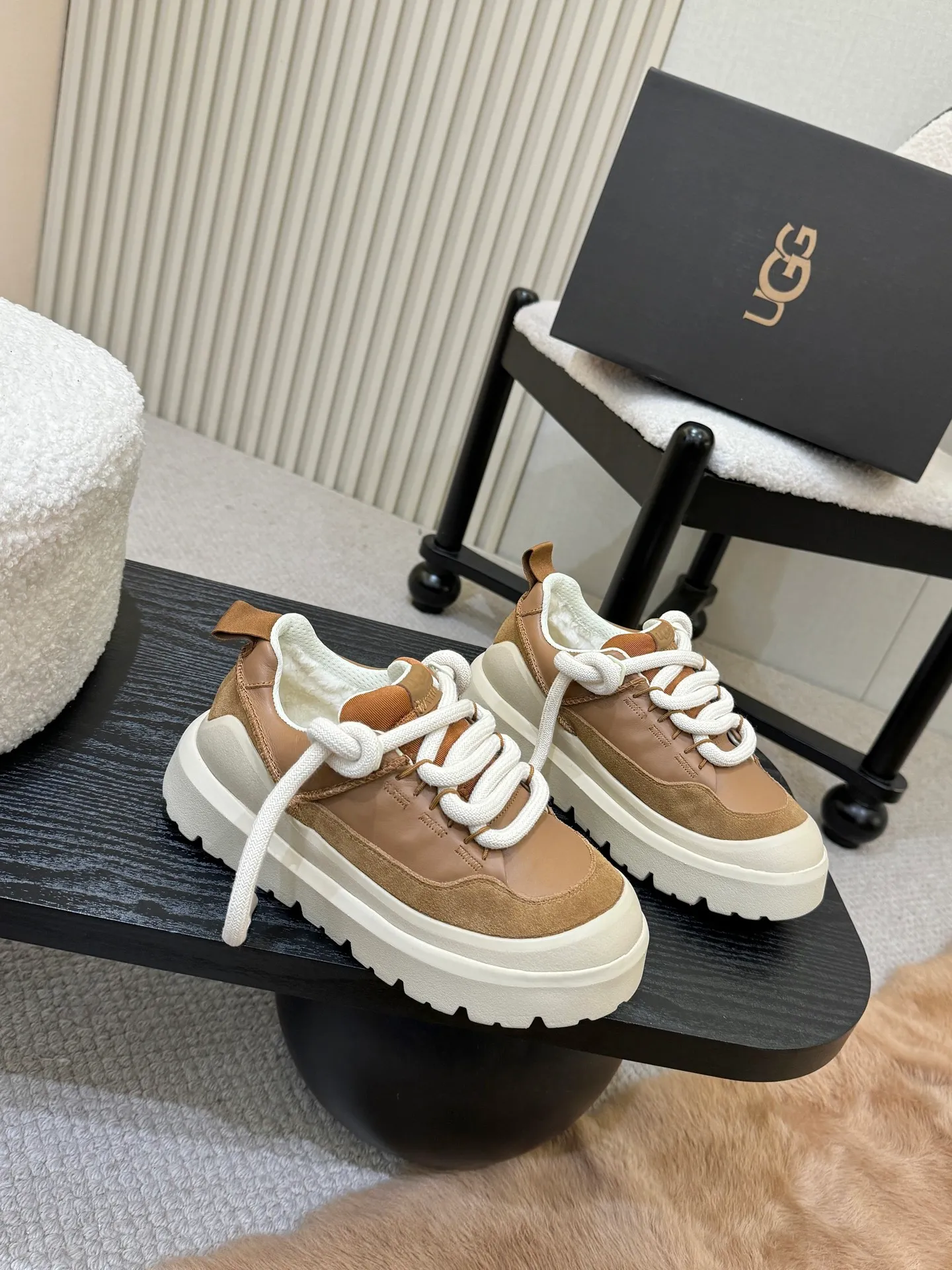 Men's shoes for P600! New UGG is on the market! Autumn and winter modern casual men's and women's low-cut shoes, snow boots, slippers, two-way shoes, this set of ugly bread shoes 🤏 Suede + sheepskin integrated lining, super convenient to step on. Adjustable upper straps. Velcro design adapts to various foot types. Thick soles hide flesh and are sexy, and feel like stepping on cotton☁️ When you go out on the street, you are chased and asked 🔗 Do you want to be lazy and fashionable in autumn and winter? Just lock this one💥 Style number, 1171355, size 35-41, men’s size 39-45